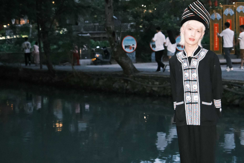 鍾明軒用交友軟體反被網友質疑盜圖。（圖／翻攝自鍾明軒臉書）