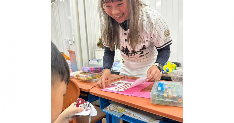 學童在老師和志工的陪伴下一同製作專屬棒球背心，設計屬於自己的球衣背號。（圖片提供／頂新和德文教基金會）