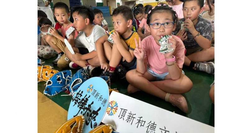 頂新和德文教基金會結合味全食品「沃鄉計畫」的全力支持，提供保久乳給三芝、萬里地區至少300戶家庭營養補給。（圖片提供／頂新和德文教基金會）