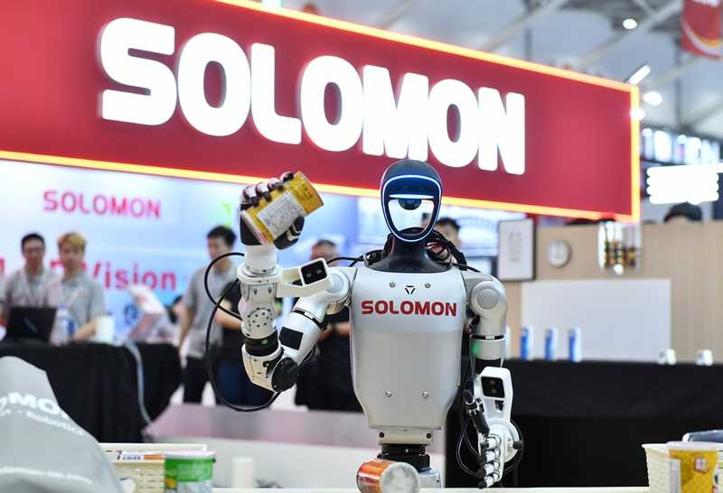 所羅門應用輝達Jetson Thor讓機器人聽得懂人話，只要對機器人說一句「撿起紅色罐子」，它就能立刻理解並執行任務。（圖／報系資料照）