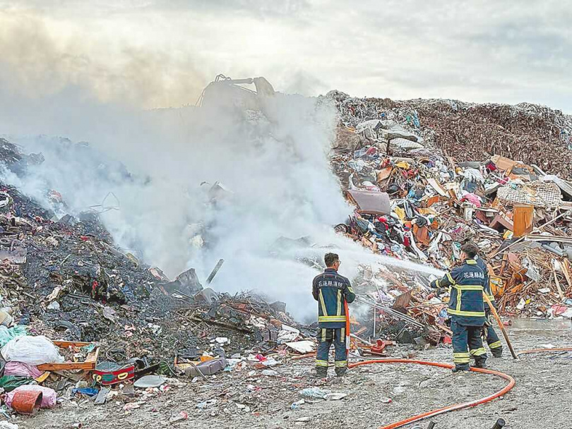 花蓮市垃圾場掩埋區19日清晨發生沼氣外洩燃燒。（圖／花蓮市公所提供／中國時報王志偉花連傳真）