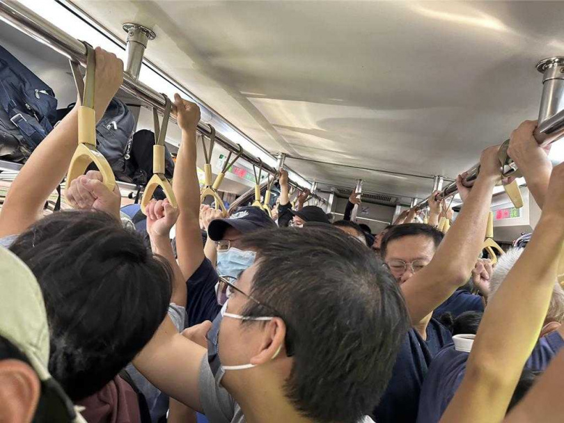 花蓮區間車一早湧入大批志工前往救災。（圖／羅亦晽赦）