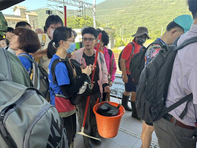 花蓮光復車站月台一早湧入大批志工。（圖／羅亦晽赦）