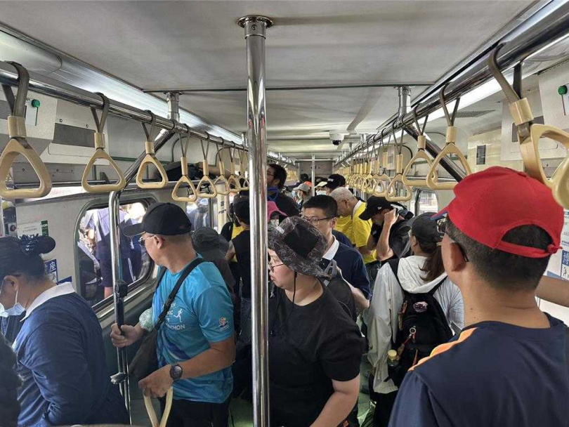 花蓮區間車一早湧入大批志工前往救災。（圖／羅亦晽赦）