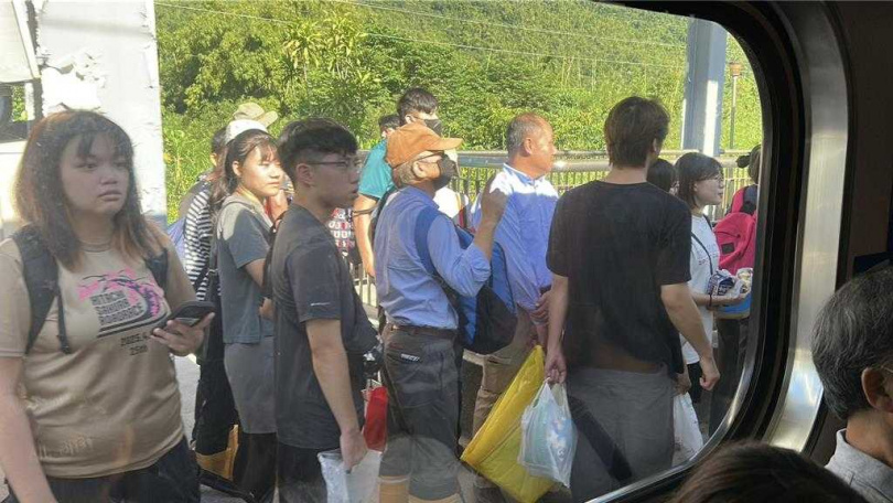   花蓮區間車一早湧入大批志工前往救災，花蓮站以南的車站人潮都擠不上車。（圖／羅亦晽赦）