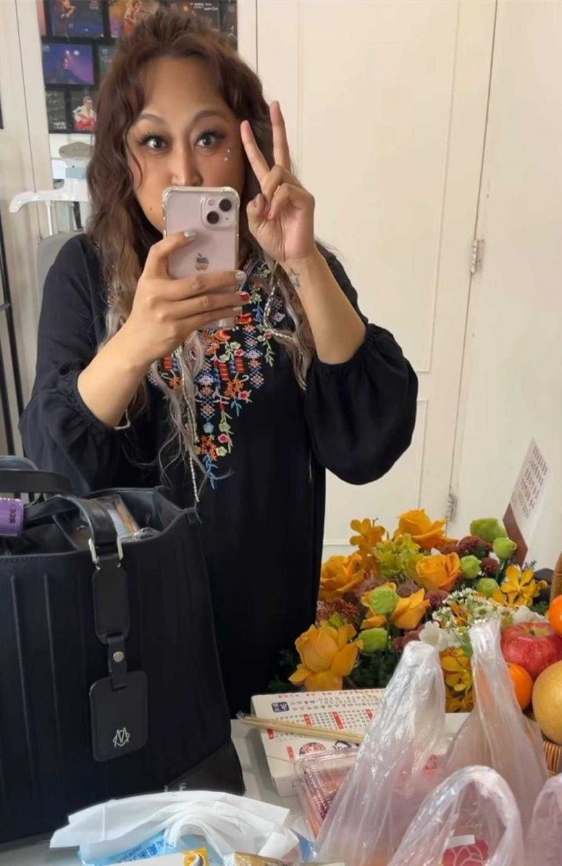 家家27日開唱前曬出自拍。（圖／摘自家家IG）