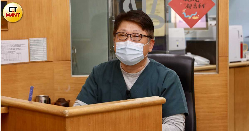 資深獸醫師曲維紀(圖)指出,現在雙北市區已經罕有「浪浪」,倒是縣市交界山區往往成為「三不管地帶」常有未經TNVR(絕育後野放)的浪浪盤據,需要中央介入管理。(圖/方萬民攝)