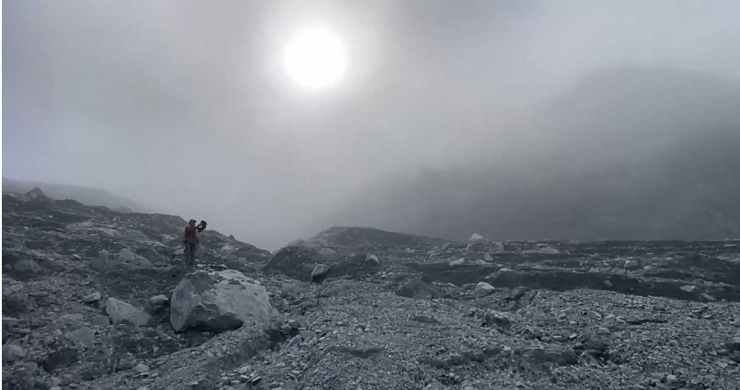 萬榮工作站的帶隊官賴光榮、以及隊員布農族勇士田宇倫分享，接近堰塞湖區的現場宛如「末日場景」，漫天粉塵甚至遮蔽了陽光。（圖／翻攝FB／林業及自然保育署花蓮分署 ）