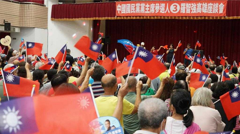 座談會現場湧入700為民眾一起揮舞國旗為羅智強加油。（圖／中國時報丁治綱攝）