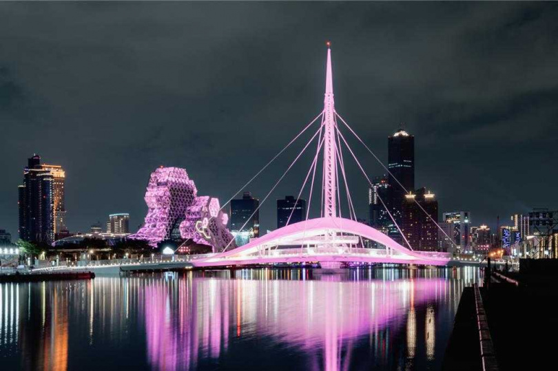 迎接韓國天團BLACKPINK開唱,大港橋等6大景點點亮粉紅燈光。(圖/高市觀光局)