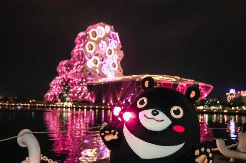 高雄熊到高雄流行音樂中心追星。(圖/高市觀光局)