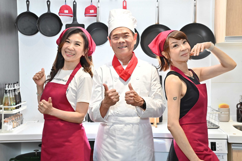 吳楚楚（中）、馬毓芬（左）、范怡文（右）變身最潮民歌廚師組合。（圖／中華音樂人交流協會提供）