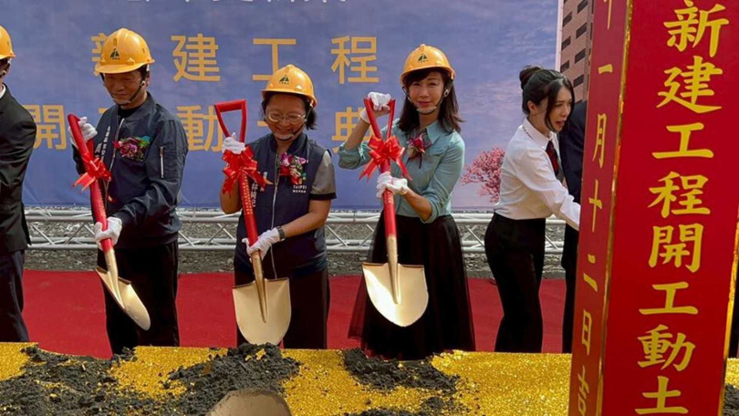 吳興二期整宅重建案動工典禮今（12）日在雨中舉行，台北市議員許淑華（左3）等在地鄉親躬逢其盛。（圖／翻攝自許淑華臉書）