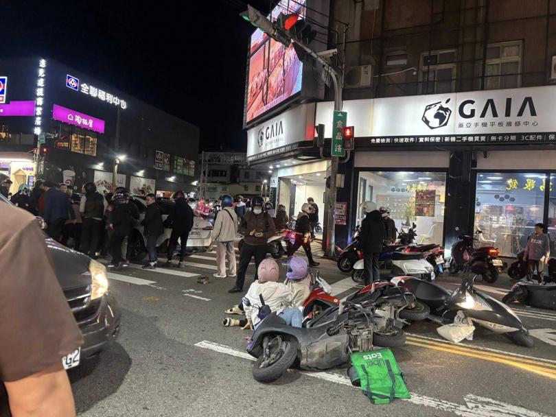 機車騎士被汽車暴衝撞倒。（圖／翻攝臉書／新竹市議員 黃文政 我好用）