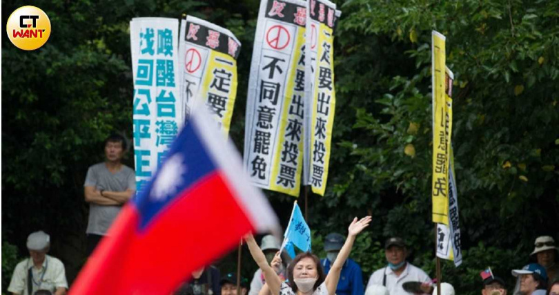 苗栗縣長鍾東錦在早前舉行的「不同意罷免」捍衛藍營立委事件中著墨甚深。（圖／CTWANT攝影組）