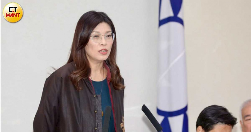 國民黨主席鄭麗文（圖）費了不少力氣感動鍾東錦點頭披藍袍爭取苗栗縣長連任。（圖／方萬民攝）