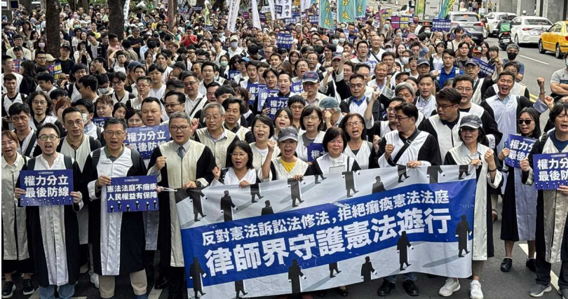 學者指出，律師人數多寡並非問題，與其限制門檻不如強化進修，排除不良律師，提升整體水準。圖為上百位律師上街遊行。（示意圖／報系資料照）