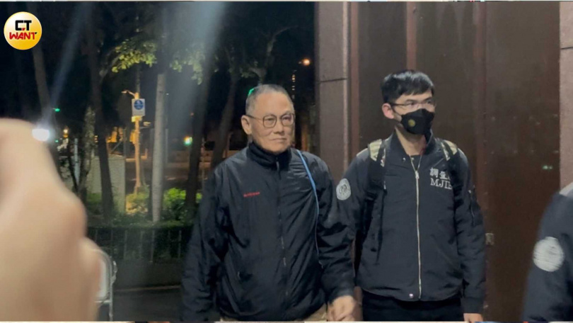 張俊傑於清晨5時23分抵達北檢複訊。（圖／翁靖祐攝）