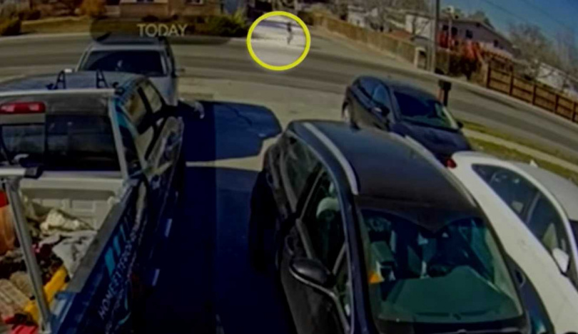 少女跳車後奔跑回家。（圖／翻攝自youtube／ABC4 Utah）