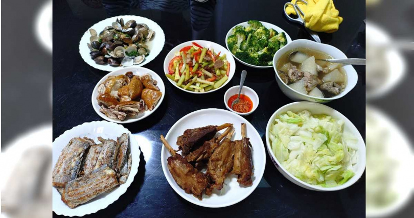 滿志剛說,自己家裡過年餐桌一定會有的菜就是臘肉炒青菜、炒高麗菜和雞湯。(圖/滿志剛提供)