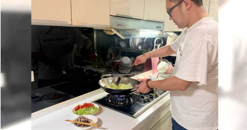 滿志剛今年特意學做臘肉炒年菜,只需將臘肉翻炒後加入蒜頭爆香,再放入青菜與青椒即可,即便是廚房小白也可以立刻上手。(圖/滿志剛提供)