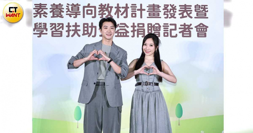 蔡尚樺、江宏傑分別以台灣知識庫品牌代言人與公益大使身份，出席《學測制霸》教材公益捐贈記者會。（圖／常朝貴攝）