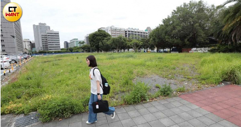 台北市寸土寸金，卻有高達七成住宅已超過30歲，居住安全藏隱憂。圖為北市中正紀念堂附近街景，非指涉特定建築。（示意圖／黃耀徵攝）