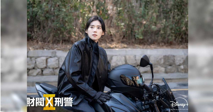 鄭恩彩在劇中飾演擁有「惡魔教官」稱號的組長朱惠羅。(圖/Disney+提供)