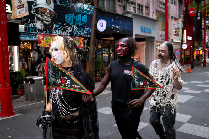 今年中元節《陰兒房》的電影系列惡魔們在鬼門開的第一天現身台北市西門町。(圖/索尼影業提供)