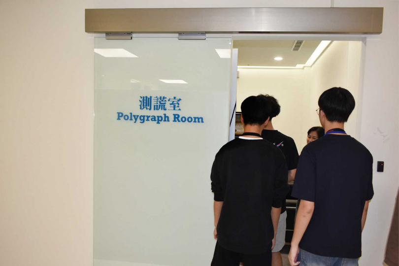 營隊高中生進入高檢署測謊室。(圖/法務部提供)