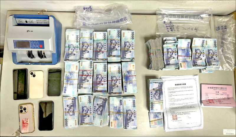 中市刑大查獲詐騙集團「收水車」,在車內搜出現金768萬,宛如「行動ATM」。(圖/警方提供)