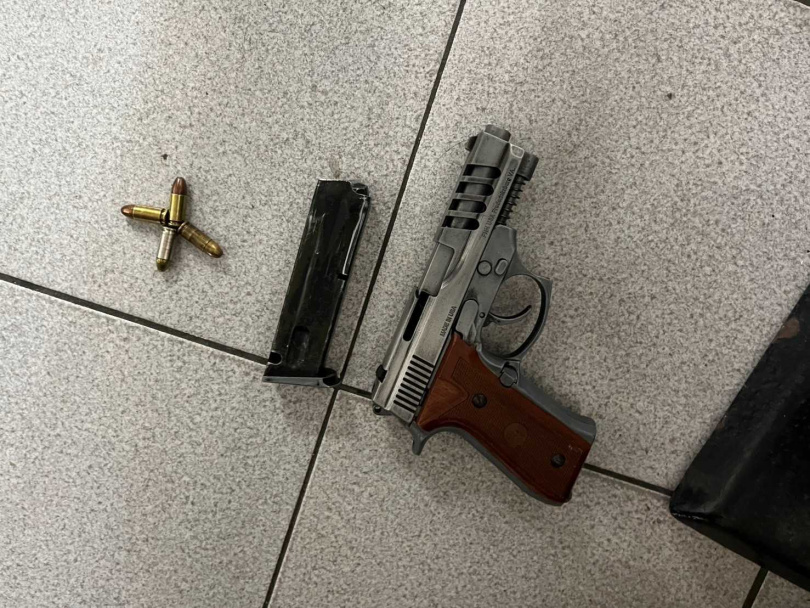 警方查扣改造手槍和四顆子彈(其中一顆送驗並無殺傷力)。(圖/海巡署提供)