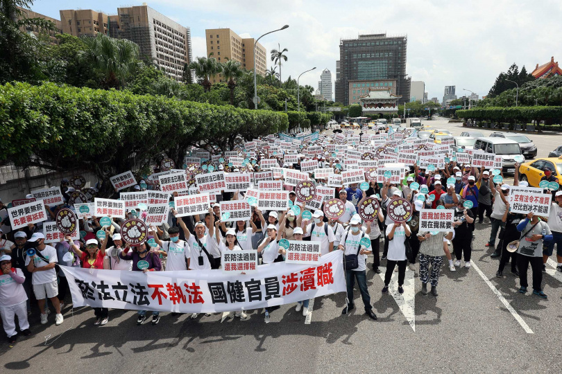 新版《菸害防制法》上路多時，加熱菸審核卻遲遲未通過，修法滿周年時曾引發上千人前往凱道抗議，控訴國健署瀆職。（圖／報系資料照）