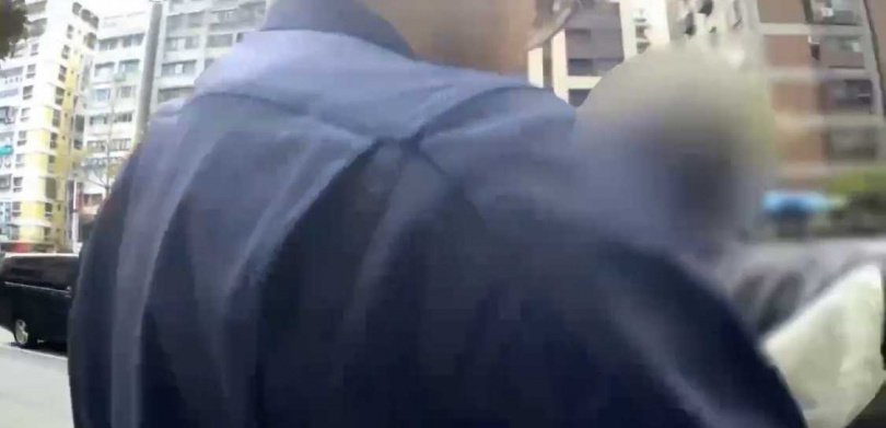 嫌犯周男表示自己因失業收入不穩而心情鬱悶，為求宣洩才會將路邊的機車隨意推倒。（圖／翻攝畫面）