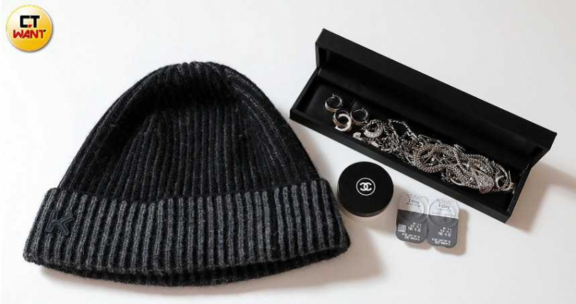 毛帽、護唇膏、飾品都出現在包包中，為了防止眼睛太乾，J.Sheon也會多準備一副隱形眼鏡。（圖／侯世駿攝）