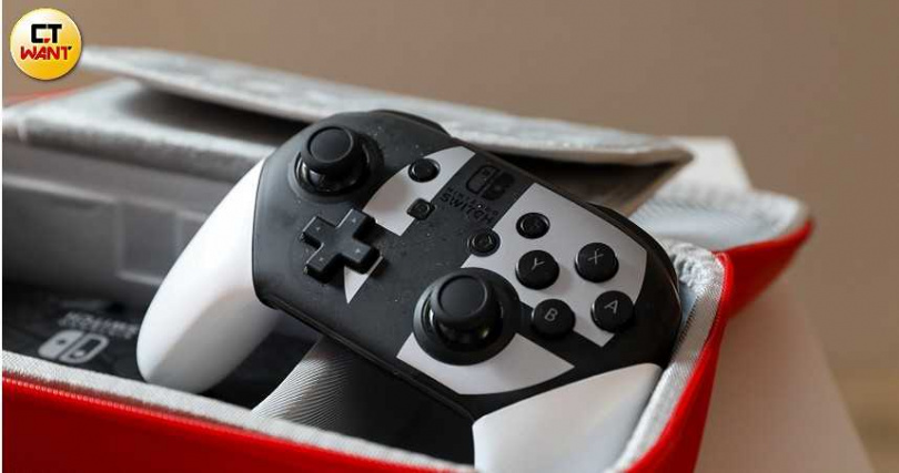 包包中帶著Switch，方便J.Sheon隨時練功。（圖／侯世駿攝）