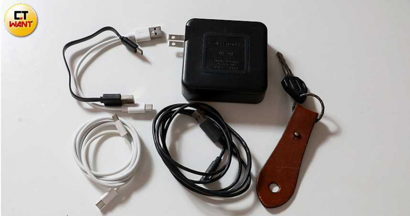 由於擔心手機沒電無法叫車回家，J.Sheon習慣帶許多充電線及行動充。（圖／侯世駿攝）