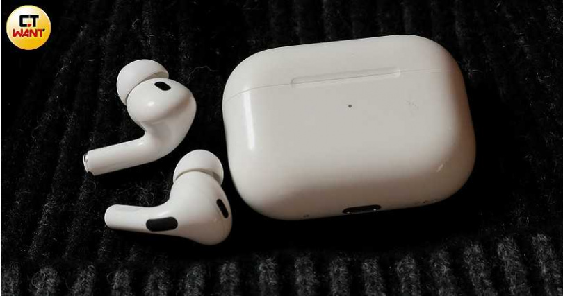 耳機是J.Sheon出們的必備物品。（圖／侯世駿攝）