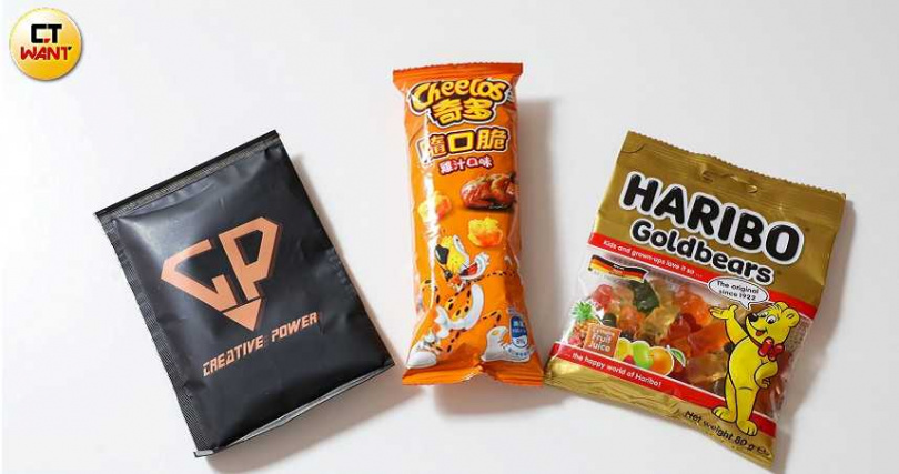 怕嘴饞的J.Sheon隨身帶零食，但也不忘健身必備的高蛋白。（圖／侯世駿攝）