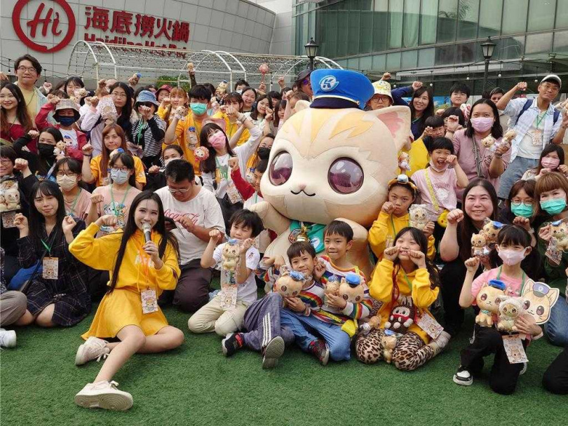 高捷特地在4日兒童節於漢神巨蛋廣場舉行蜜柑慶生派對，現場民眾能與人偶拍照，一起幫蜜柑唱生日快樂歌、吹蠟燭。（圖／中國時報任義宇攝）