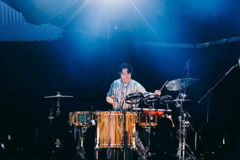 哲謙讀手寫信時忍不住哽咽。（圖／相信音樂提供）