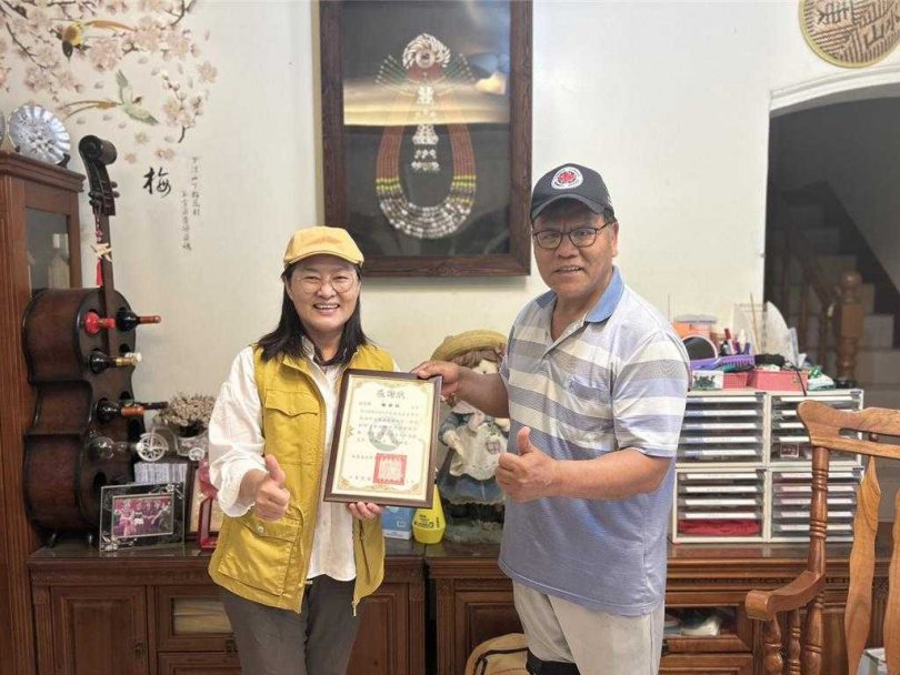 楊瑞芬分署長親自致贈感謝狀予4月9日通報救援臺灣黑熊的族人顏國經先生（圖右）。（圖／林業及自然保育署屏東分署提供）