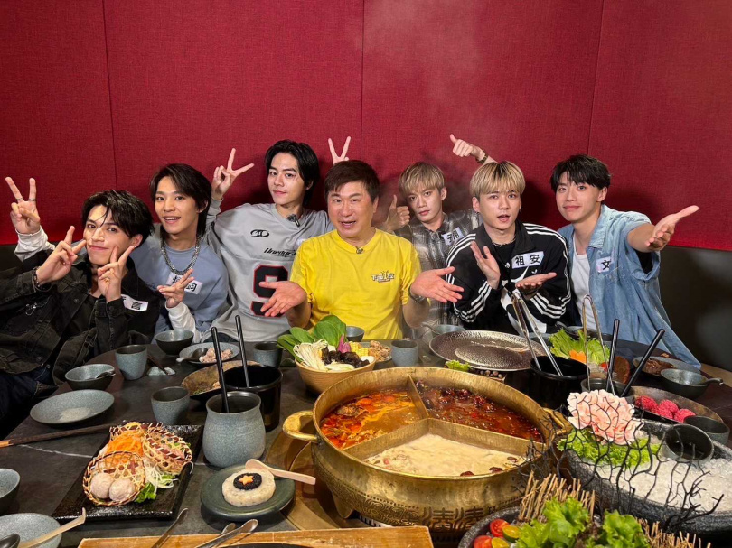 哲言（左起）、煥鈞、佳辰、胡瓜、子翔、祖安、文廷到火鍋店大快朵頤。（圖／下面一位提供）