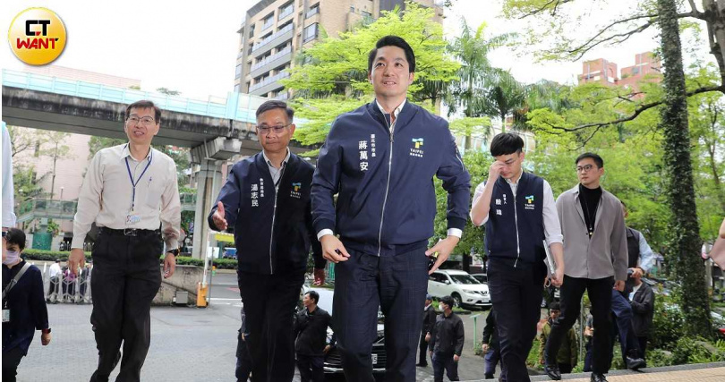 台北市長蔣萬安（中）「班班喝鮮乳」政策推行滿月，市府教育局長湯志民（左2）喊出之所以能以新台幣25元買到200毫升以上的新鮮屋鮮乳，原因是廠商「薄利多銷」。（圖／周志龍攝）