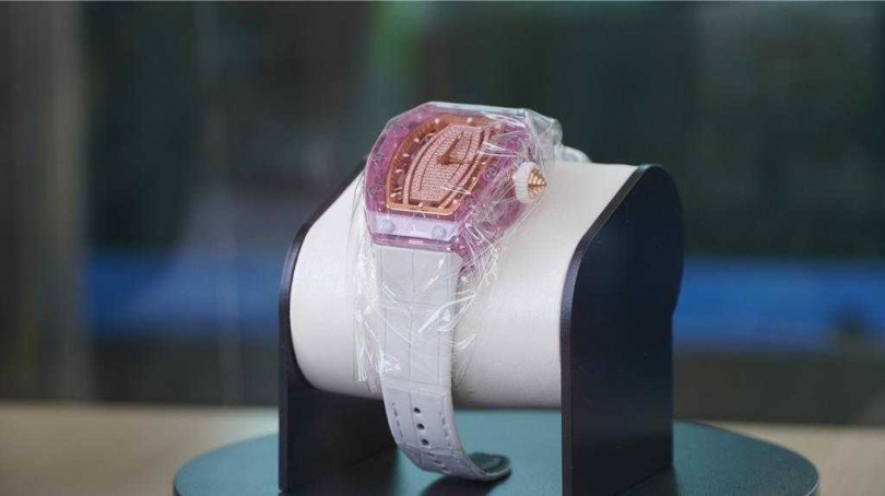Richard Mille RM07-02粉色鑲鑽腕表由原廠技師鑑定後暫時包膜保護。(圖/中國時報寶智華攝)