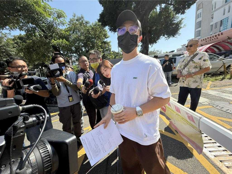 15號神秘型男在拍賣會場遊走,閃避媒體追逐。(圖/中國時報寶智華攝)