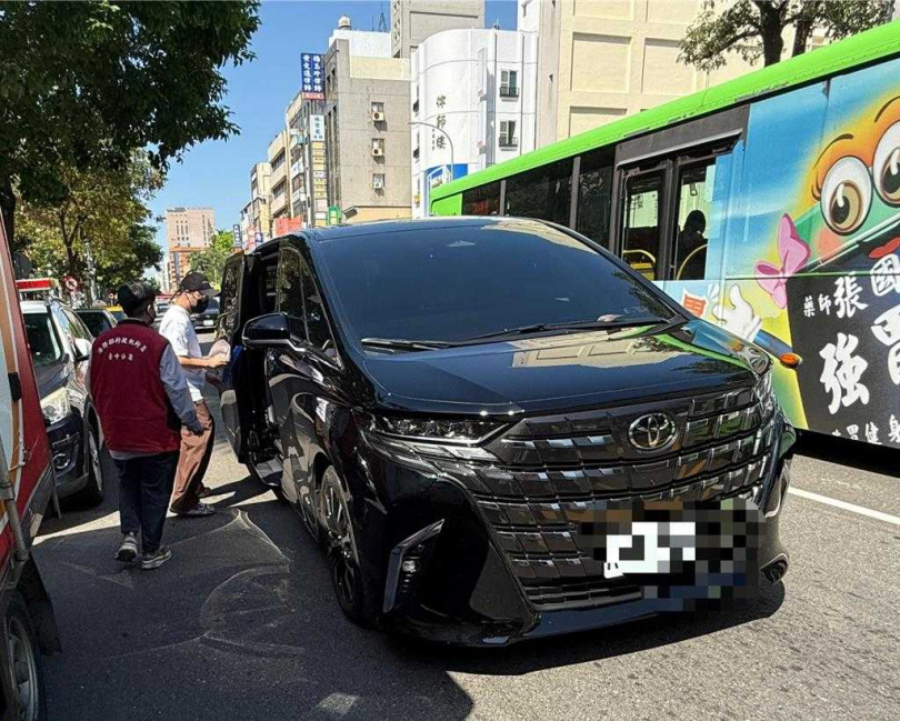 15號神秘型男聯絡阿法廂型車到拍賣會場載他離開。(圖/中國時報寶智華攝)