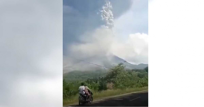 當局18日晚間將火山警戒調至最高。（圖／翻攝X）