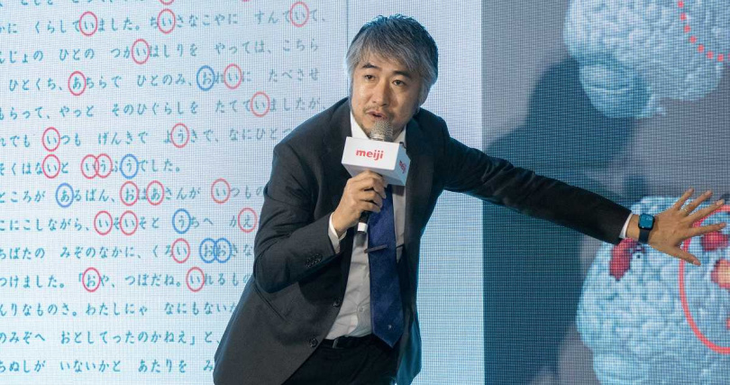 「高可可多酚巧克力有助於支持大腦的高效運作研究成果分享會」、水野敬教授發表的樣子（圖／日本明治食品提供）。