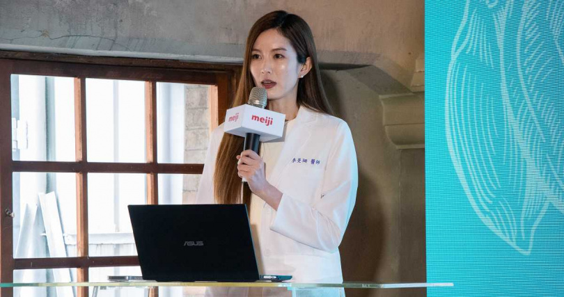 李旻珊醫師進行發表的樣子（圖／日本明治食品提供）。